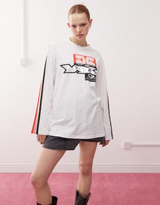 Monki - Langärmliges Oversize-Oberteil in Weiß mit Motocross-Print