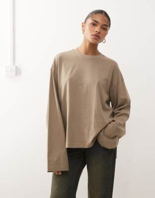 Monki - Langärmliges Oversize-Shirt in Mokka mit Seitenschlitzen-Brown