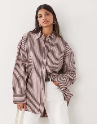 Monki - Langärmliges Oversize-Shirt mit burgunderrotem Streifen-Brown