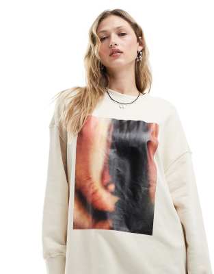 Monki - Langärmliges Oversize-Sweatshirt in Beige mit Print vorn-Neutral