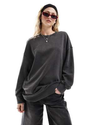 Monki - Langärmliges Oversize-Sweatshirt in verwaschenem Schwarz mit Acid-Waschung