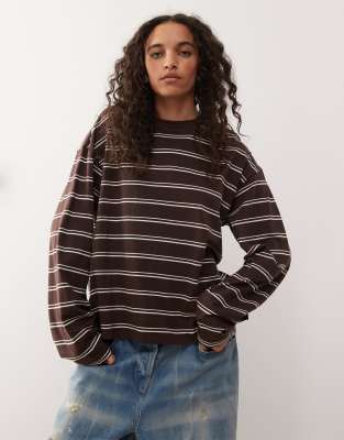 Monki - Langärmliges Oversize-T-Shirt in gestreiftem Schokobraun mit Seitenschlitzen