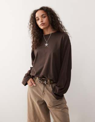 Monki - Langärmliges Oversize-T-Shirt in Schokobraun mit Seitenschlitzen