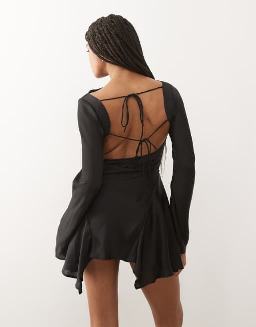 Monki – Langärmliges, schwingendes Minikleid aus Kräuselsatin in Schwarz mit Rückenausschnitt mit Bindebändern, 2 von 4