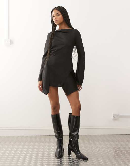 Monki – Langärmliges, schwingendes Minikleid aus Kräuselsatin in Schwarz mit Rückenausschnitt mit Bindebändern, 3 von 4