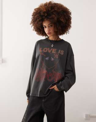 Monki - Langärmliges Shirt in Grau mit „Love Is Hardcore"-Print-Schwarz