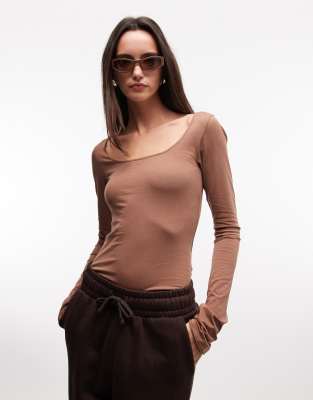 Monki - Langärmliges Slim-Fit-T-Shirt in Braun mit U-Ausschnitt-Brown