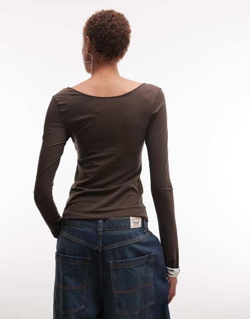 Monki – Langärmliges Slim-Fit-T-Shirt in Schokobraun mit U-Ausschnitt, 2 von 4