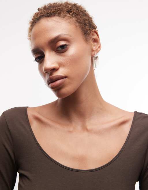 Monki – Langärmliges Slim-Fit-T-Shirt in Schokobraun mit U-Ausschnitt, 3 von 4