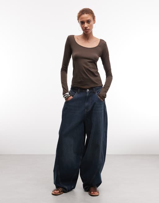 Monki – Langärmliges Slim-Fit-T-Shirt in Schokobraun mit U-Ausschnitt, 4 von 4