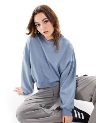 Monki - Langärmliges Sweatshirt in Blau mit Rundhalsausschnitt