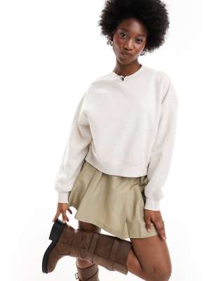 Monki - Langärmliges Sweatshirt in meliertem Beige mit Rundhalsausschnitt-Neutral