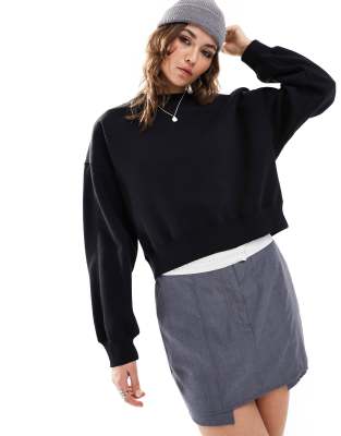 Monki - Langärmliges Sweatshirt in Schwarz mit Rundhalsausschnitt