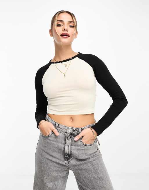 Monki – Langärmliges T-Shirt in Weiß und Schwarz mit knappem Schnitt
