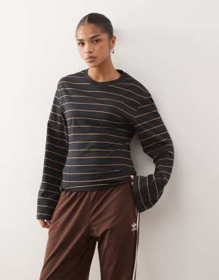 Monki - Langärmliges, tailliertes Oberteil aus strukturiertem Jersey in Schwarz gestreift