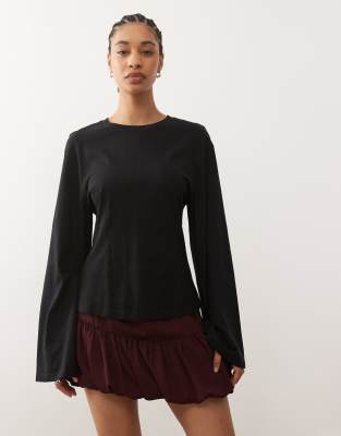 Monki - Langärmliges, tailliertes Oberteil in Schwarz