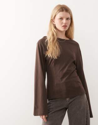 Monki - Langärmliges, tailliertes Shirt in Braun-Brown