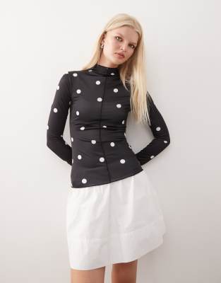 Monki - Langärmliges, transparentes Shirt in Schwarz mit Nahtdetail vorne und Punkten
