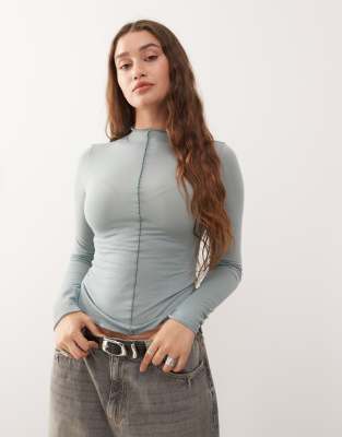 Monki - Langärmliges, transparentes T-Shirt in Salbeigrün mit Nahtdetail vorne-Blau