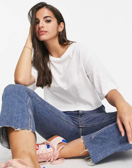 Monki – Lea – Vit boxig t-shirt i kort modell och bomull - WHITE