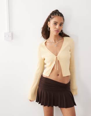 Monki - Leichte Strickjacke in Buttergelb mit Bindeband vorne