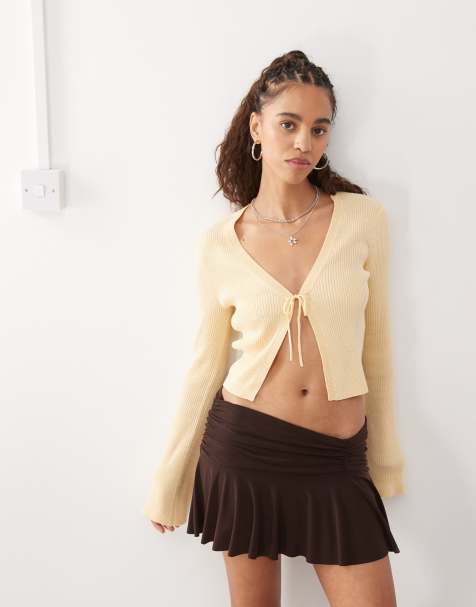Monki – Leichte Strickjacke in Buttergelb mit Bindeband vorne - view 1