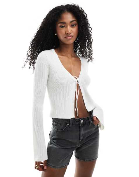 Monki – Leichte Strickjacke in Weiß mit Bindeband vorne - view 1