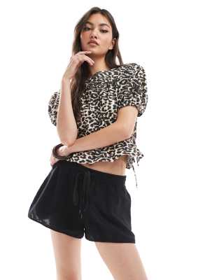Monki - Leinen-Shorts in Schwarz, exklusiv bei ASOS