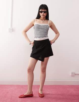 Monki - Leinen-Skort in Schwarz mit Wickeldesign und Bindedetail, exklusiv bei ASOS