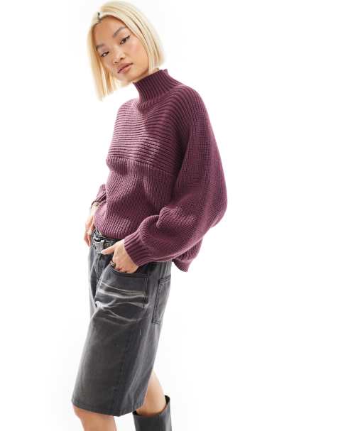 Monki – Libby – Hochgeschlossener, gerippter Strickpullover in Burgunderrot - view 1