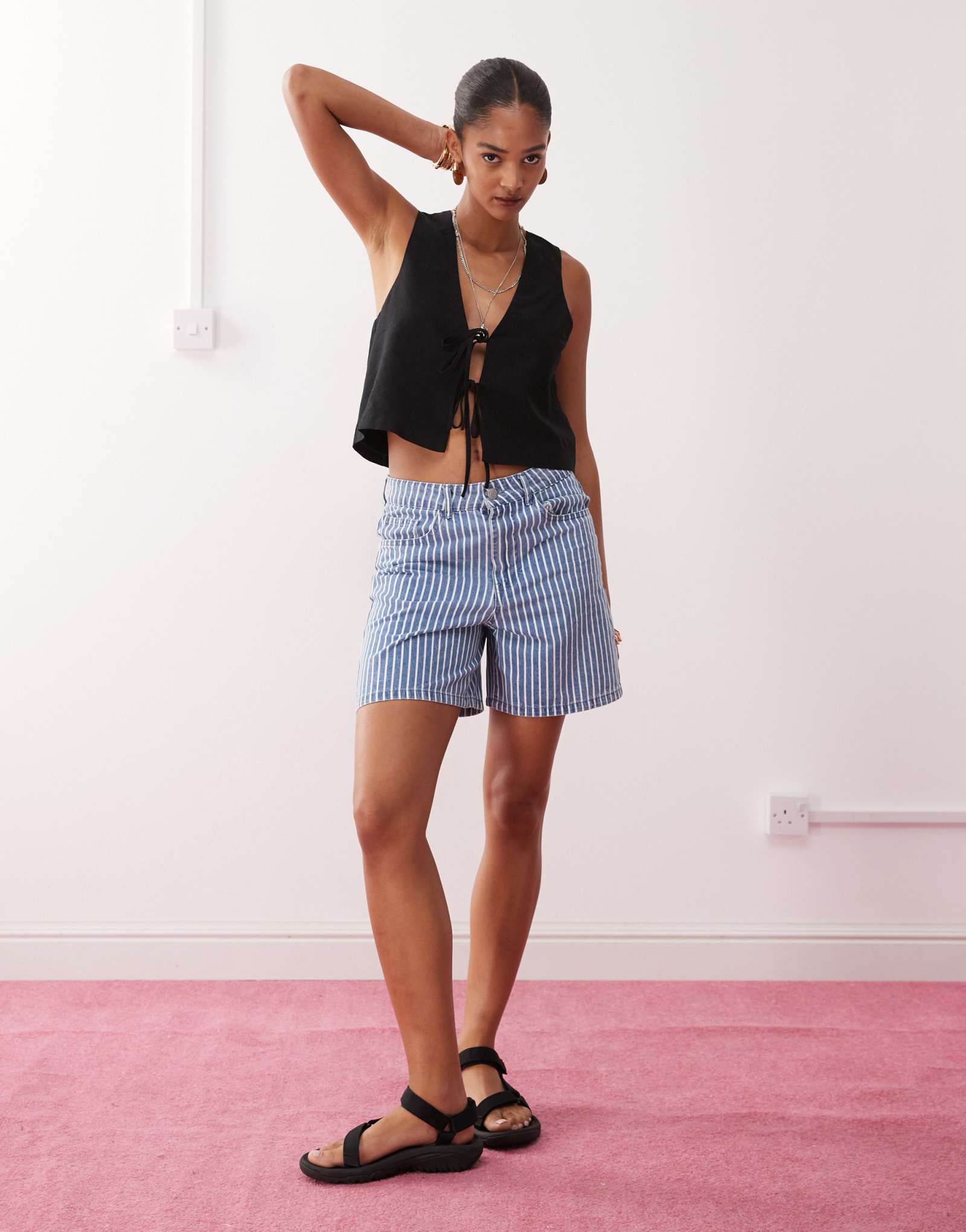 Жилет из льняной смеси Monki черного цвета - эксклюзивно для ASOS