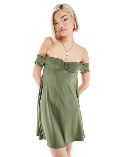 Monki – Locker fallendes, schulterfreies Jersey-Minikleid in Khaki