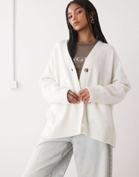 Monki – Locker geschnittene Strickjacke in Ecru mit Taschen - view 1