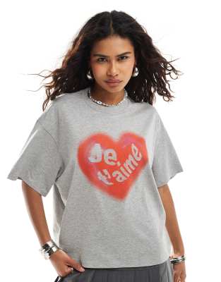 Monki - Locker geschnittenes T-Shirt in Grau meliert mit herzförmigem Love-Grafikprint