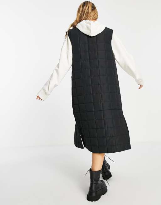 Monki long quilted vest in black - BLACK