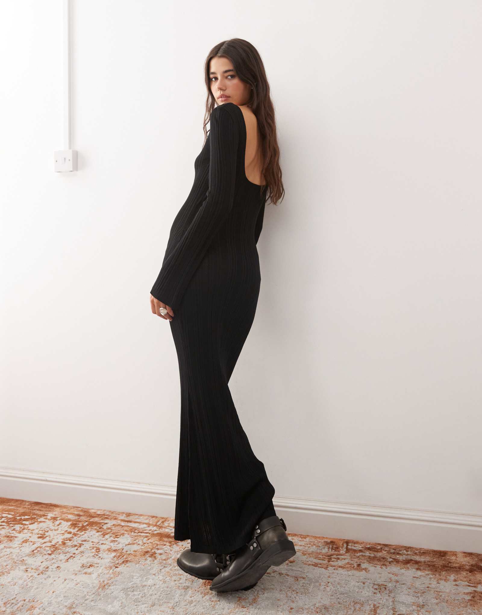 Трикотажное приталенное макси-платье Monki с длинным рукавом черного цвета