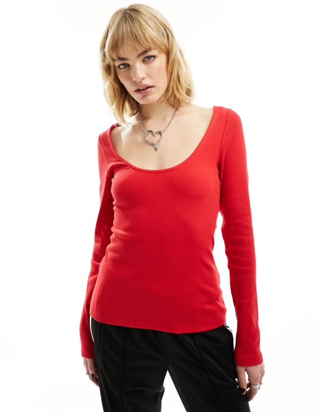 Monki - long sleeve scoop back top in red