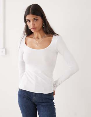 Monki Long Sleeve Slim Fit Scoop Neck T-shirt In White