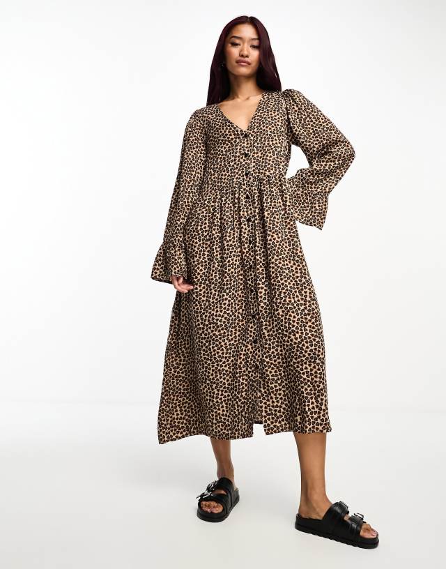 Monki - long sleeve smock dress in  leoheart print