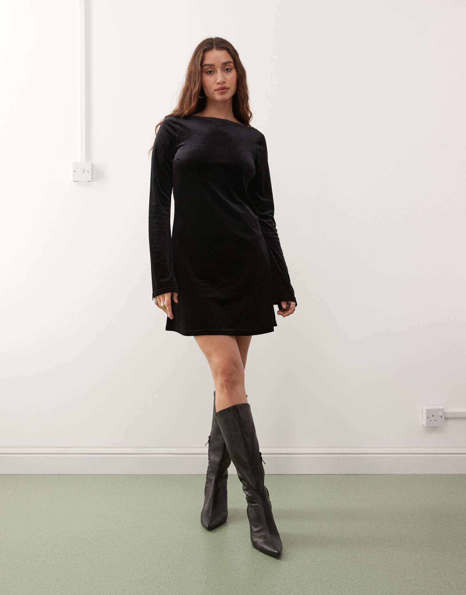 Бархатное мини-платье Monki черного цвета с длинным рукавом 