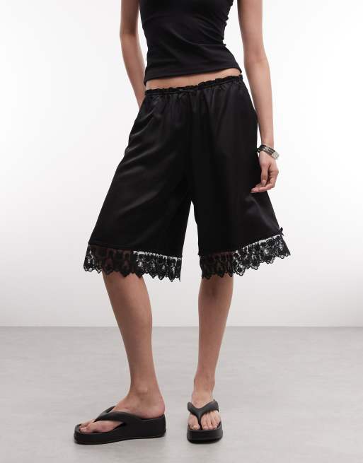Monki – Longline-Shorts aus Satin in Schwarz mit Spitzensaum, 2 von 5