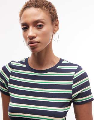 Monki - Louie - Knapp geschnittenes Slim-Fit-T-Shirt in Marineblau und Grün gestreift