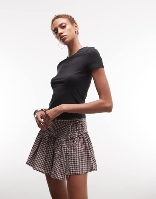Monki – Louie – Knapp und schmal geschnittenes T-Shirt in Schwarz, 3 von 4