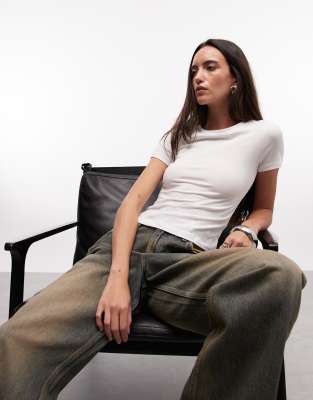 Monki - Louie - Knappes Slim-Fit-T-Shirt in Weiß