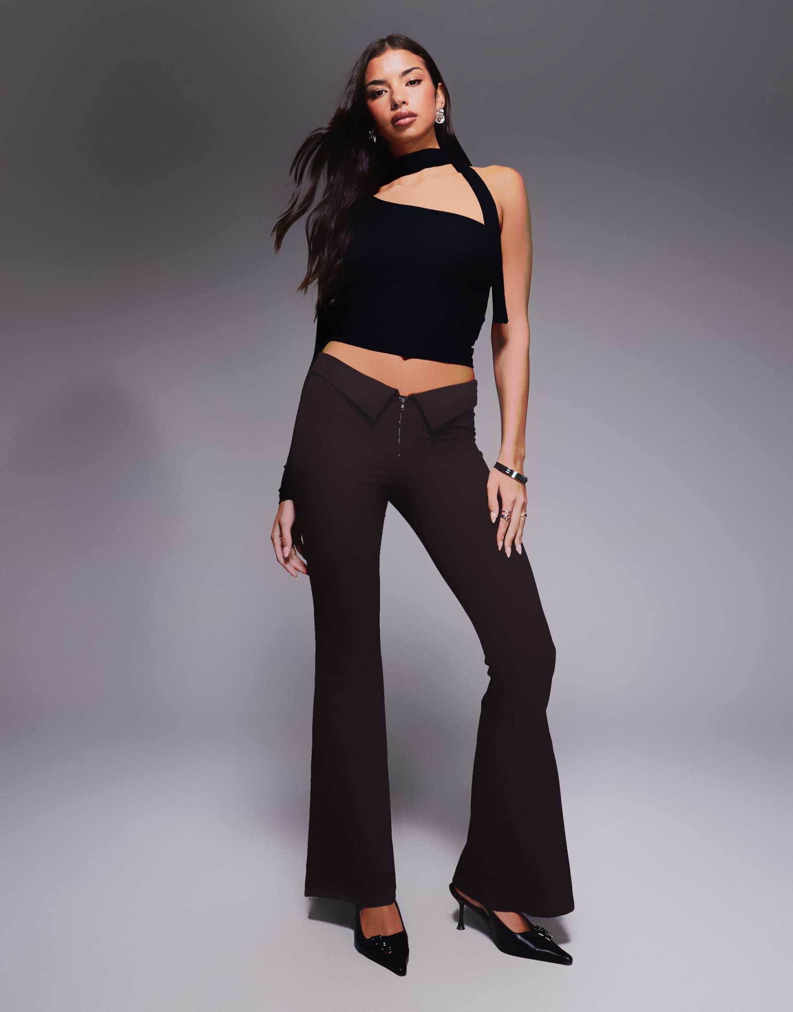 Расклешенные брюки Monki с низкой посадкой и отложной талией темно-шоколадно-коричневого цвета