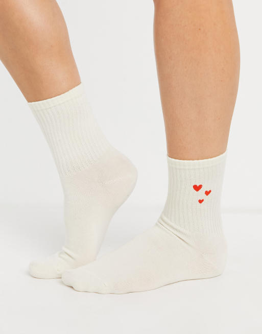 Monki - Lucy - Calzini in cotone bianco sporco con cuori ricamati
