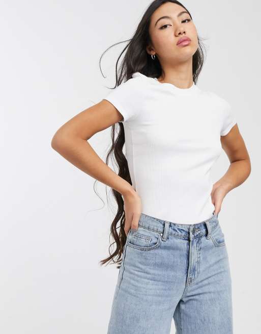 Monki – Magdalena – Geripptes T-Shirt in Weiß