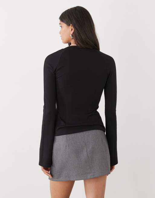 Monki - Maglietta a maniche lunghe nera con scollo a V, maniche svasate e pannelli, 3 di 4