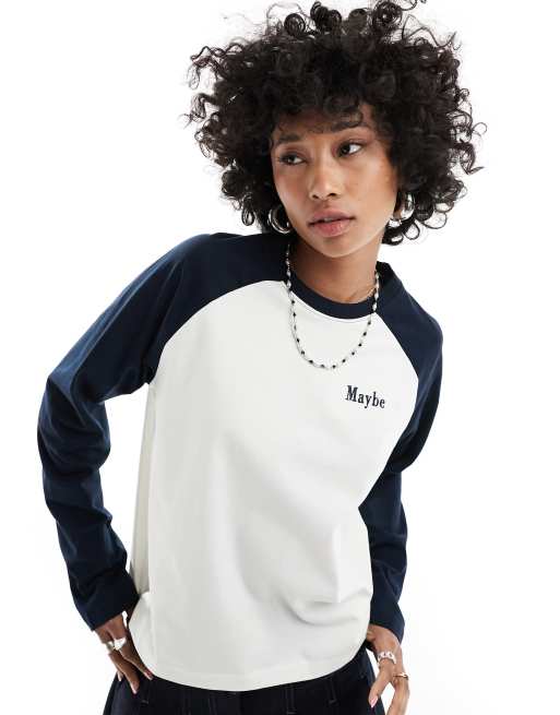 Monki - Maglietta corta a maniche lunghe blu navy e bianca con scritta ricamata “Maybe” 