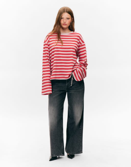 Monki - Maglietta oversize a maniche lunghe rossa e rosa a righe con spacchetti laterali, 2 di 3